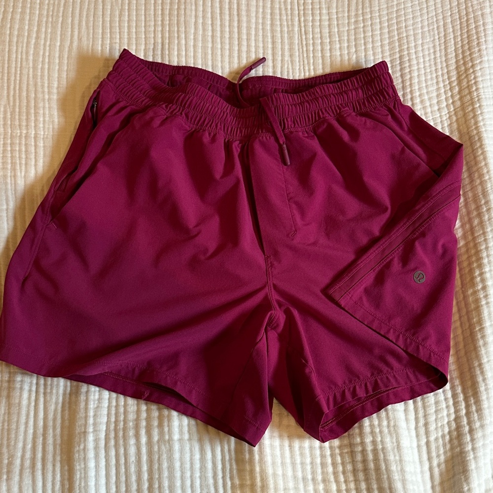 Lululemon men’s pace breaker 5 inch liner less size medium magenta Shorts
